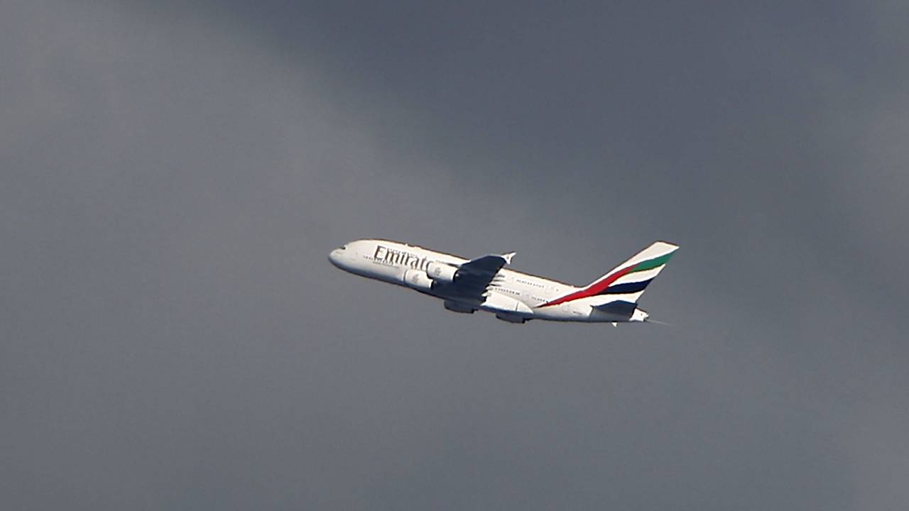 Ein Airbus A380 fliegt am Donnerstag (12. Juni 2008) über die Innenstadt von Hamburg.