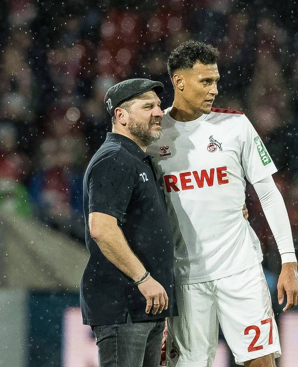 Steffen Baumgart spricht bei einem Spiel des 1. FC Köln mit Davie Selke.