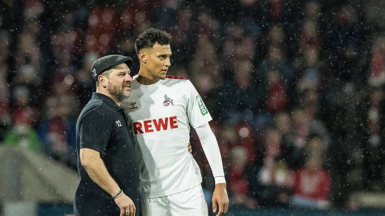 Steffen Baumgart spricht bei einem Spiel des 1. FC Köln mit Davie Selke.