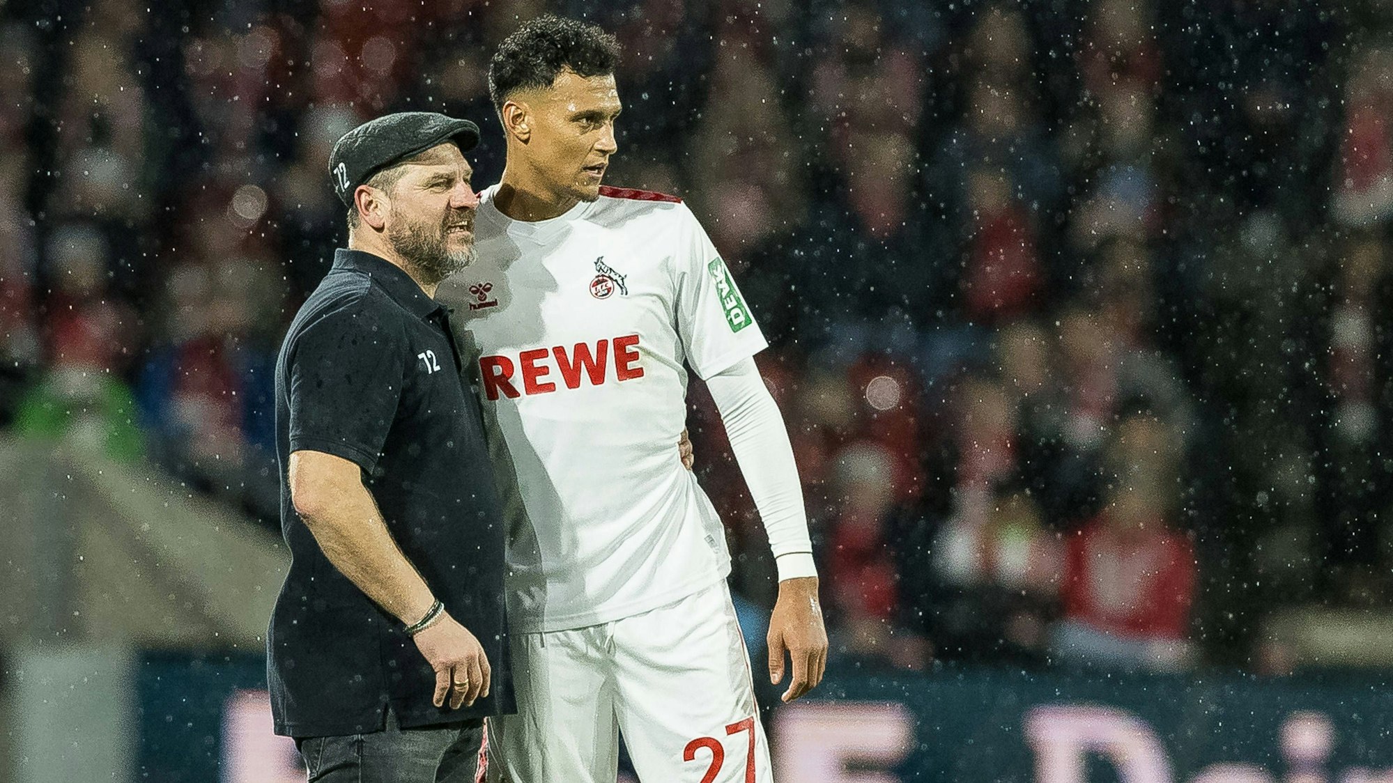 Steffen Baumgart spricht bei einem Spiel des 1. FC Köln mit Davie Selke.