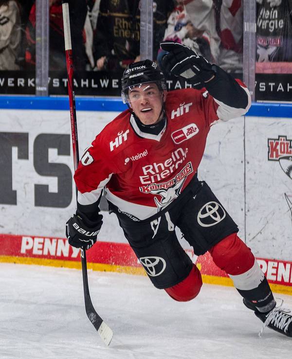 Haie-Profi Justin Schütz jubelt über seinen Treffer gegen Ingolstadt.