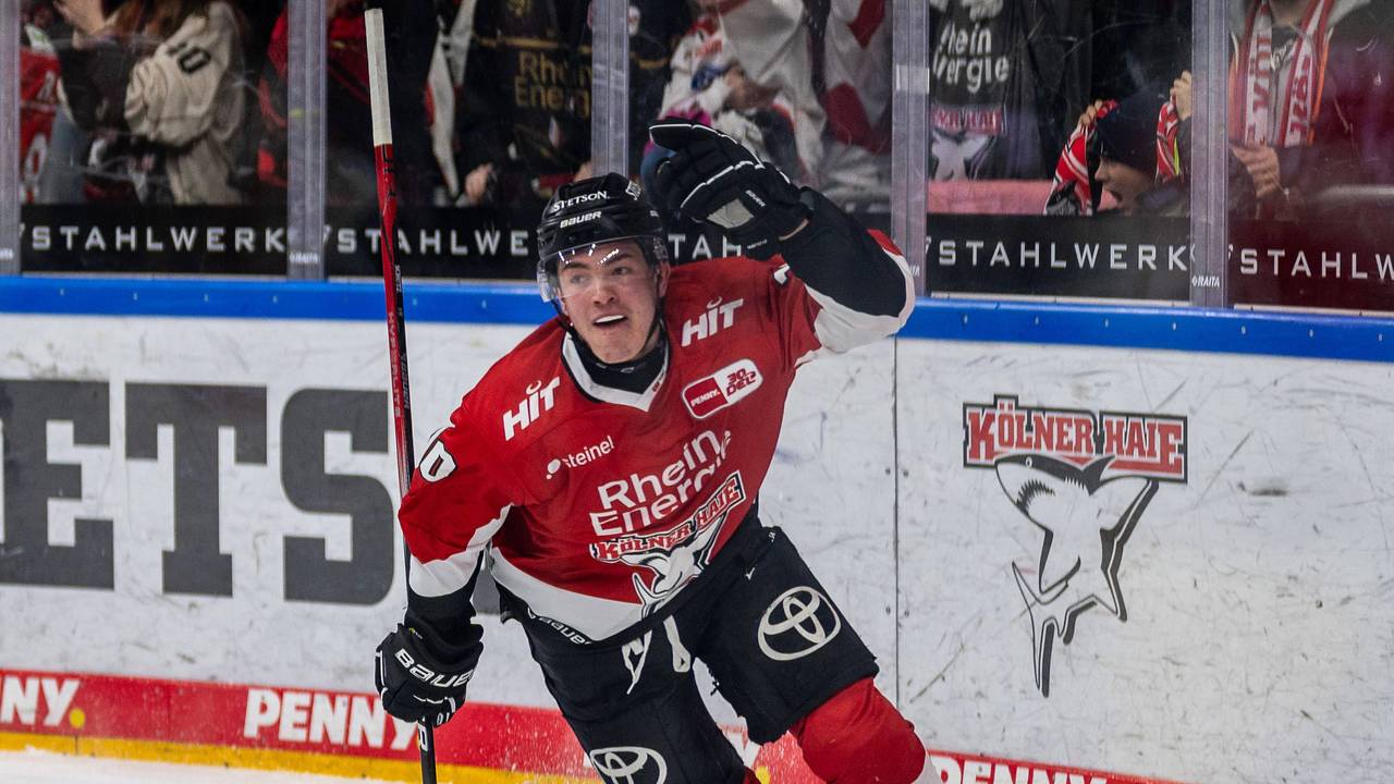 Haie-Profi Justin Schütz jubelt über seinen Treffer gegen Ingolstadt.