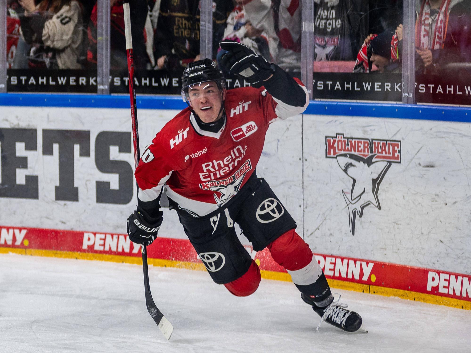 Haie-Profi Justin Schütz jubelt über seinen Treffer gegen Ingolstadt.
