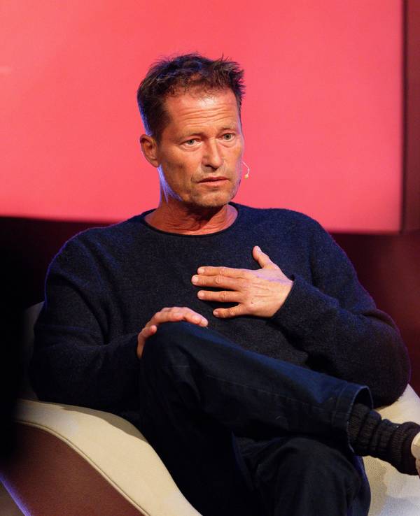 Til Schweiger sitzt beim RTL-Jahresrückblick 2023.