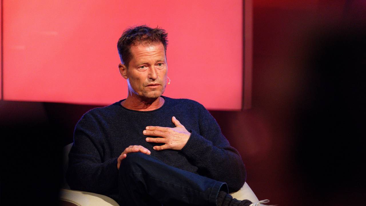 Til Schweiger sitzt beim RTL-Jahresrückblick 2023.