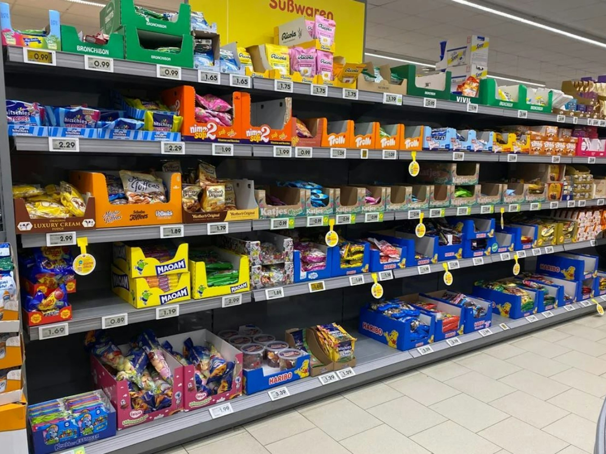 Weniger Inhalt, höherer Preis: In einigen Netto-Filialen in Deutschland weist der Discounter auf Shrinkflation hin. Viele Kundinnen und Kunden feiern die Aktion, wie hier auf Reddit.