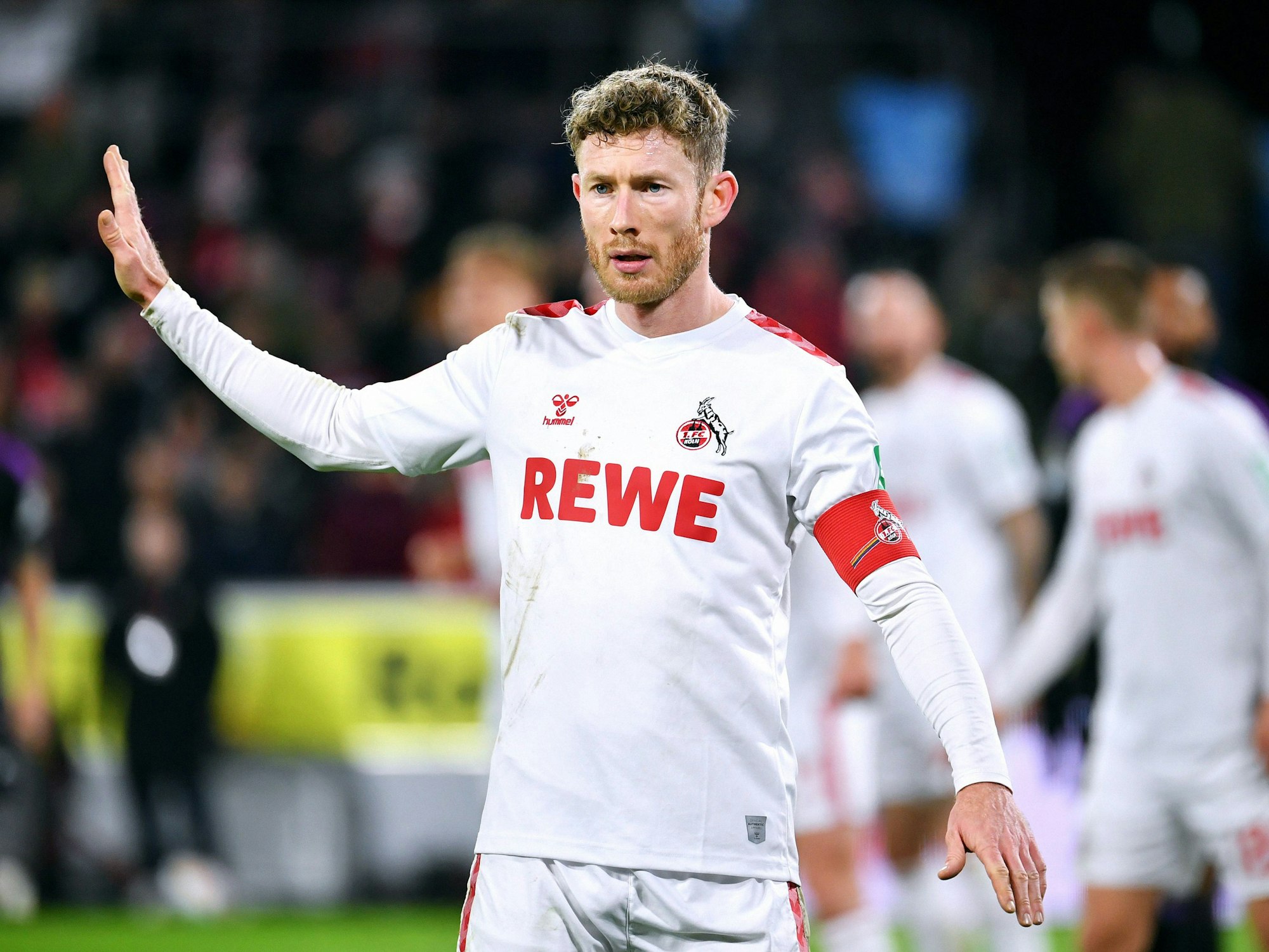 FC-Profi Florian Kainz gibt Anweisungen auf dem Spielfeld.