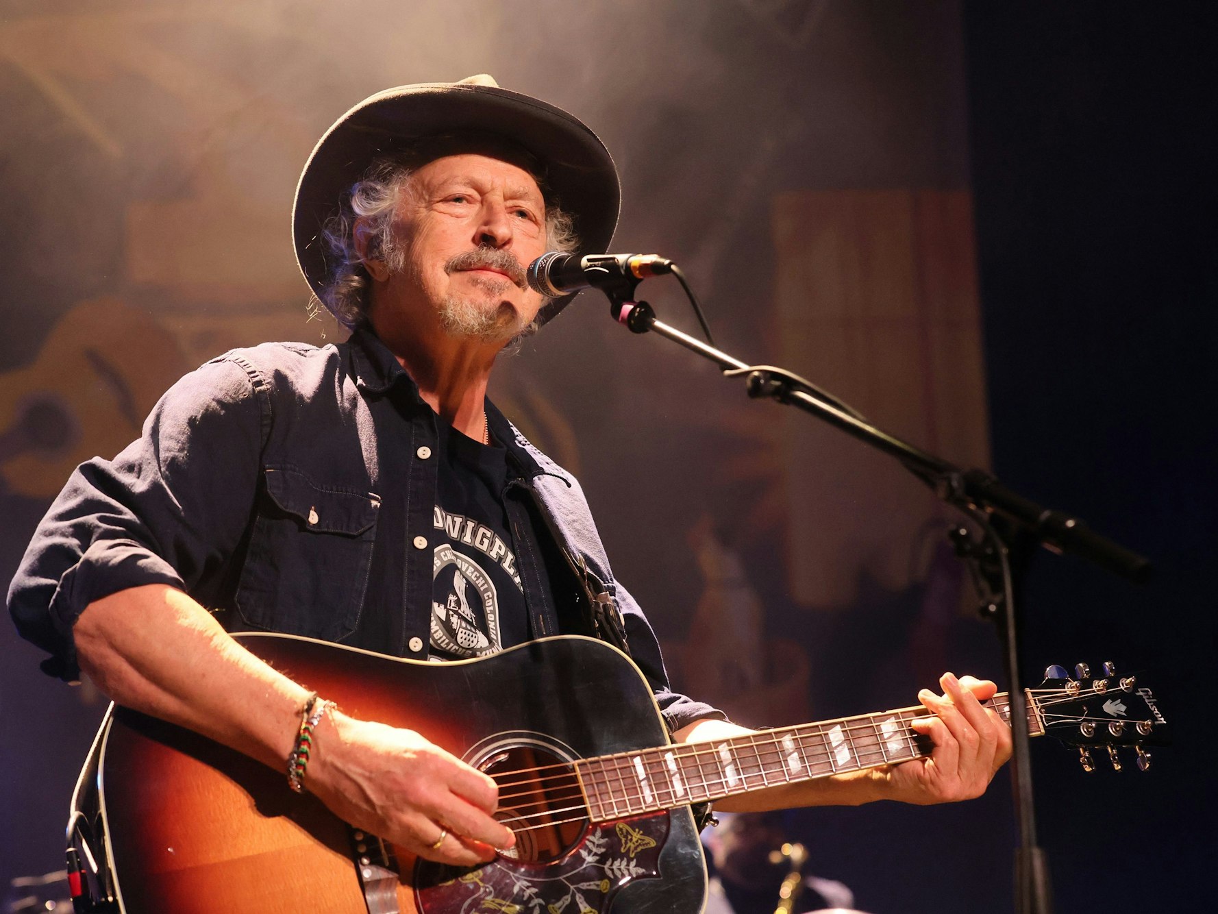 Wolfgang Niedecken steht auf der Bühne.