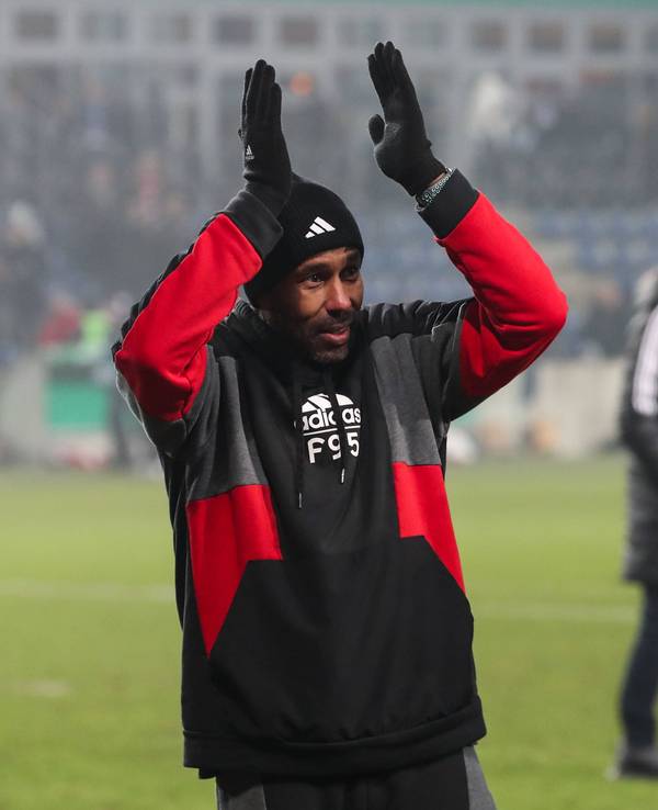 Trainer Daniel Thioune klatscht in die Hände.