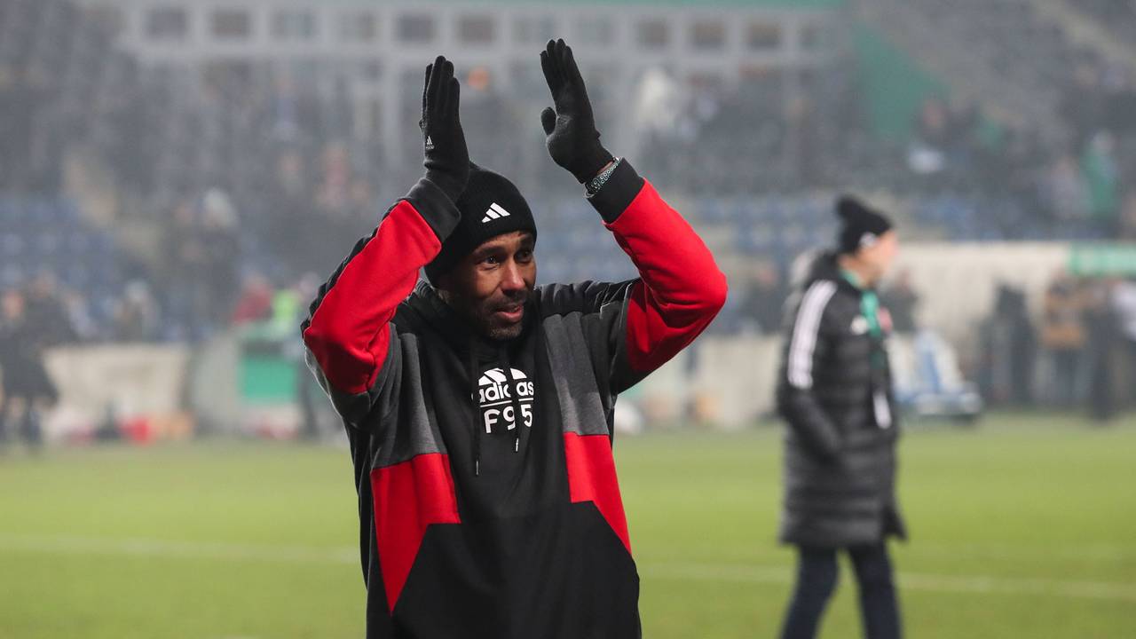 Trainer Daniel Thioune klatscht in die Hände.
