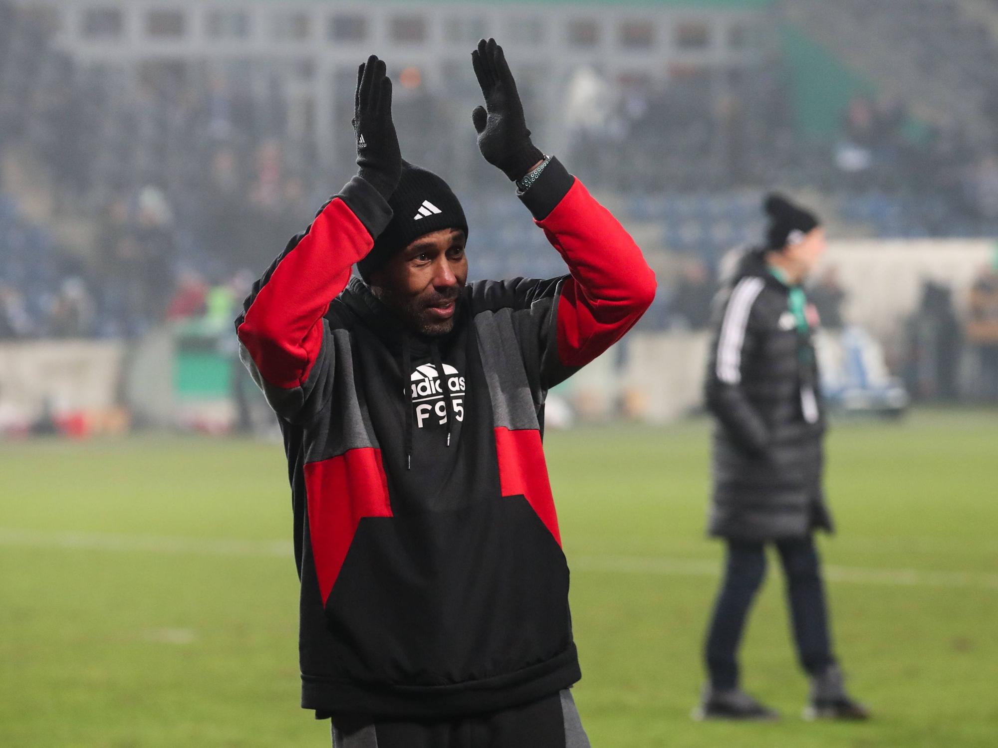 Trainer Daniel Thioune klatscht in die Hände.