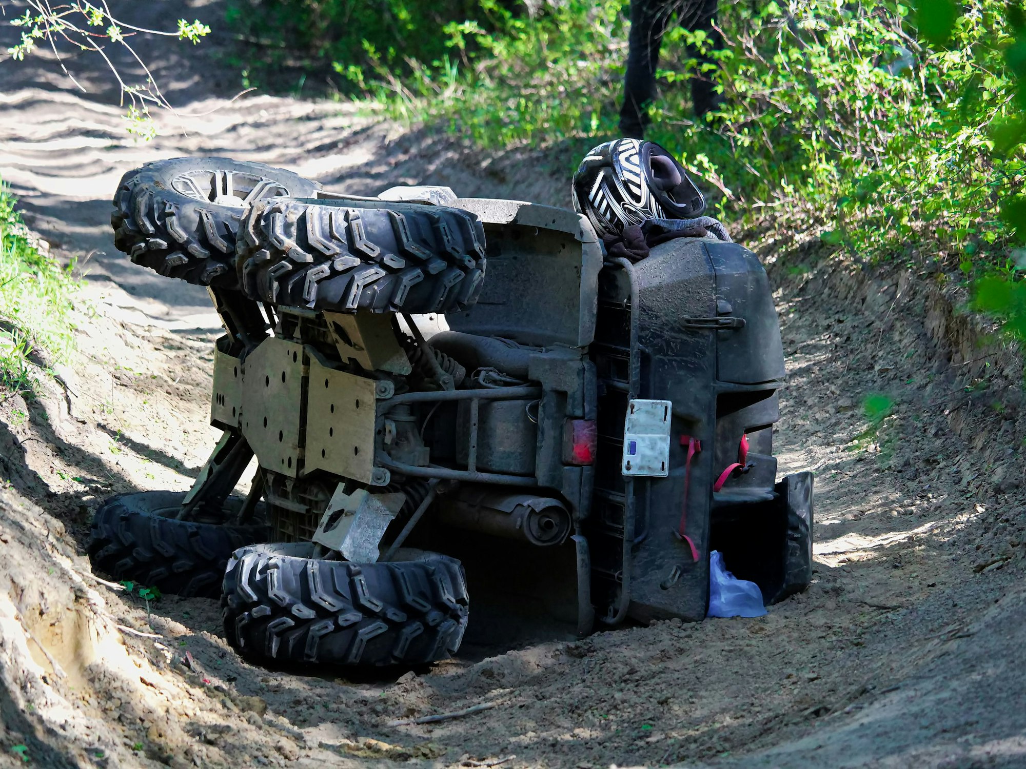 Ein Quad liegt auf der Seite.