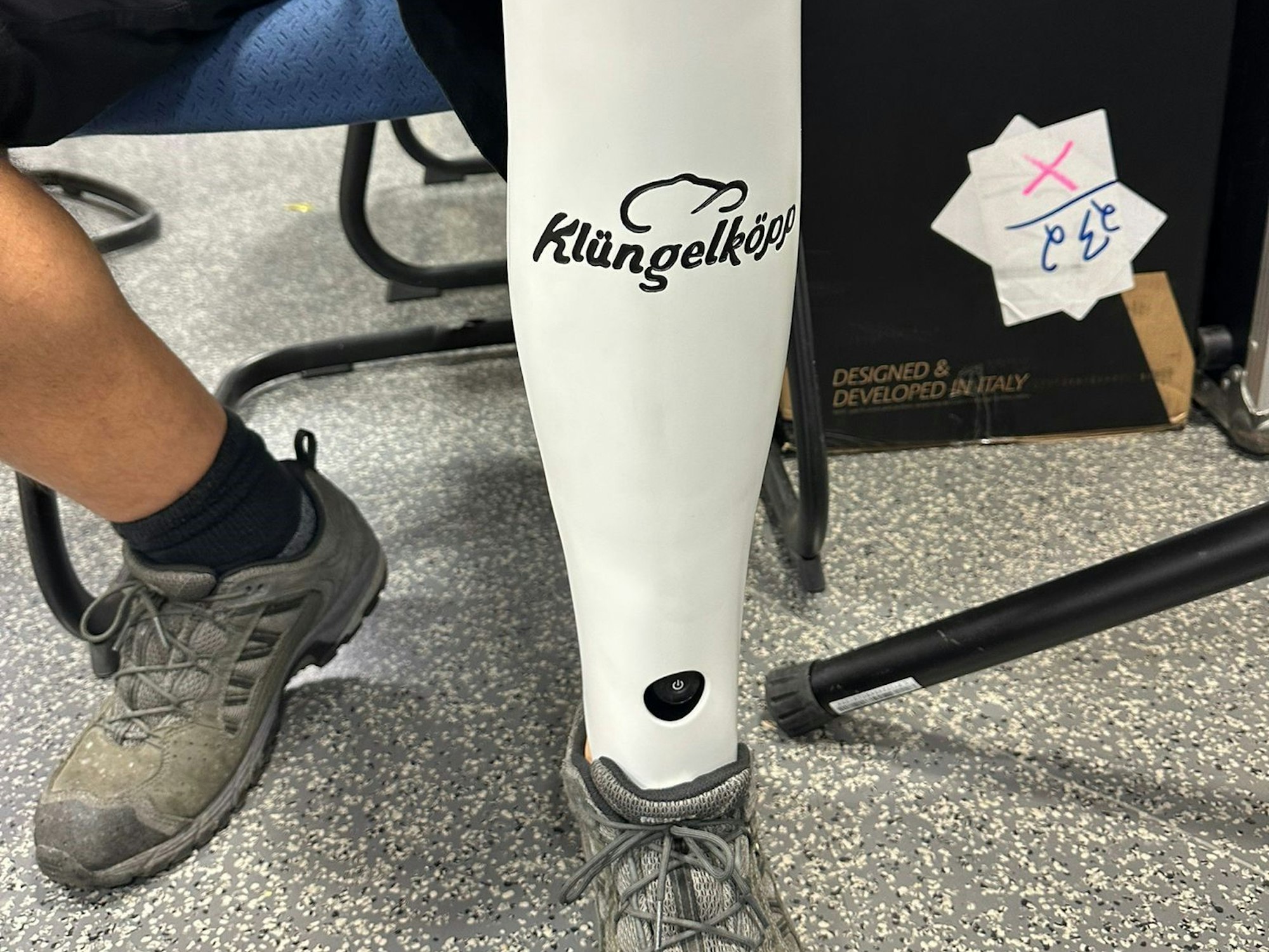 Prothese mit Klüngelköpp-Logo.