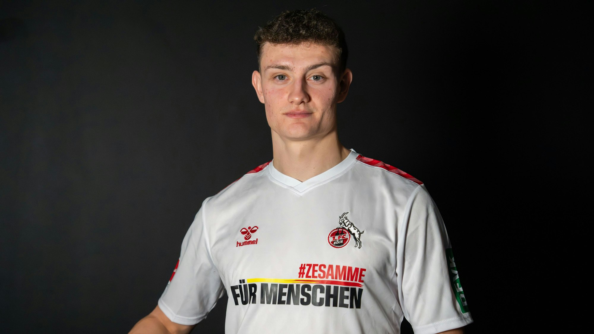 FC-Profi Eric Martel trägt das Sondertrikot des 1. FC Köln.