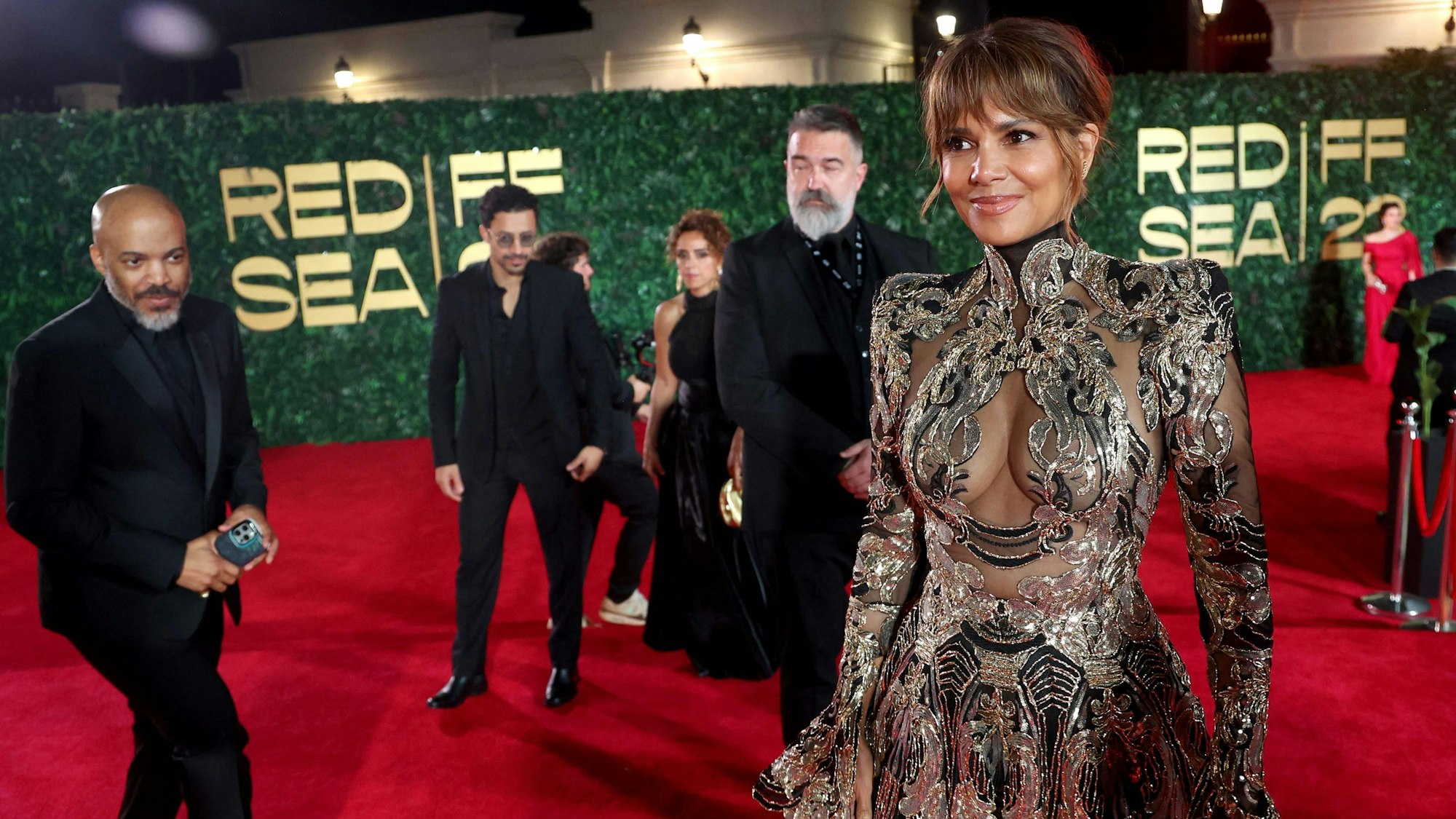 Was für ein Look: Mit diesem Hammer-Kleid zeigte sich Halle Berry auf der Abschlusszeremonie des Red Sea Film Festivals in der saudi-arabischen Hafenstadt Dschidda.