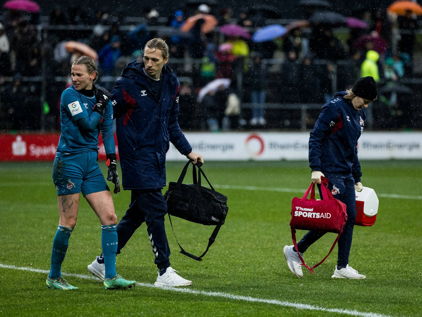 Jasmin Pal geht verletzt vom Platz.