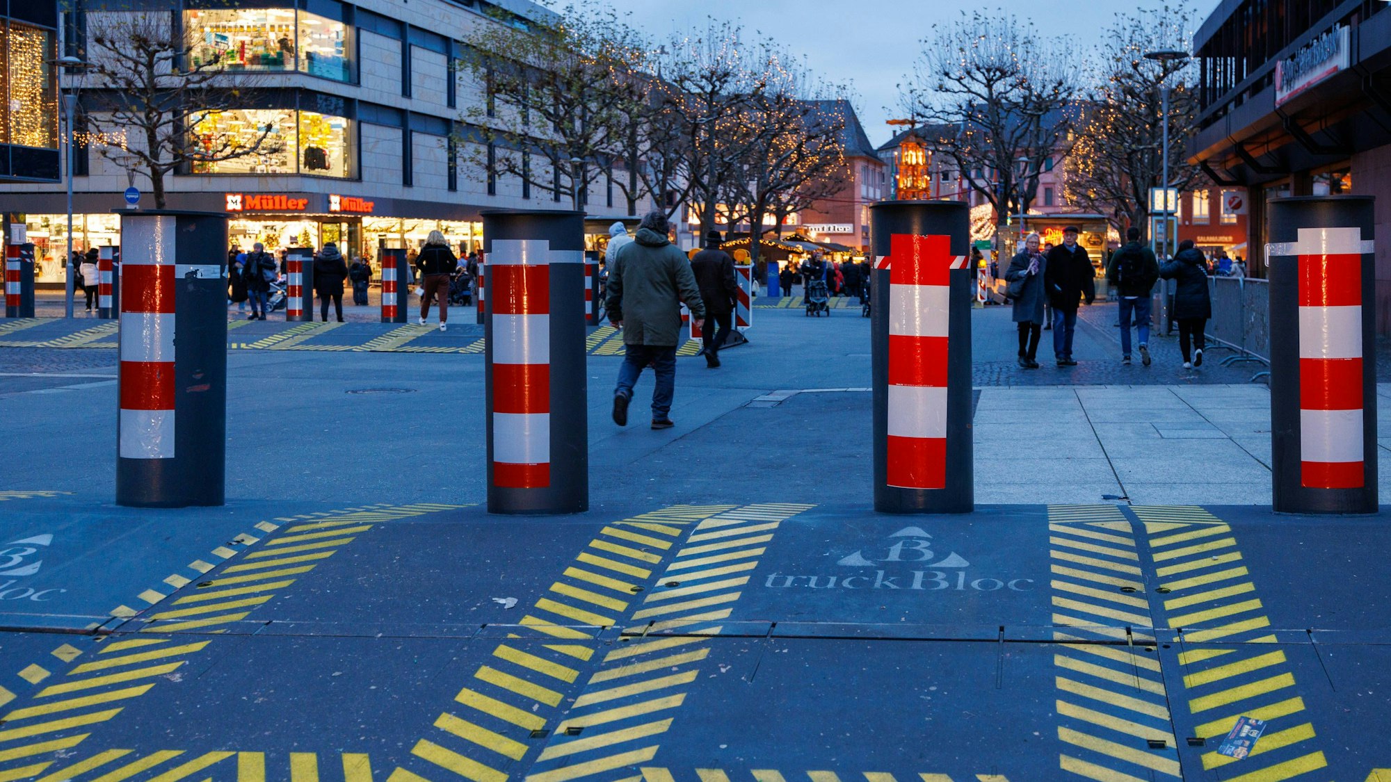 Ein Blick auf Absperrpoller in der Mainzer Innenstadt.