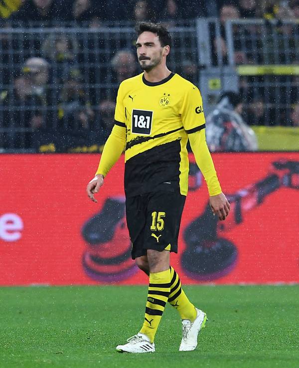 Mats Hummels läuft vom Platz.