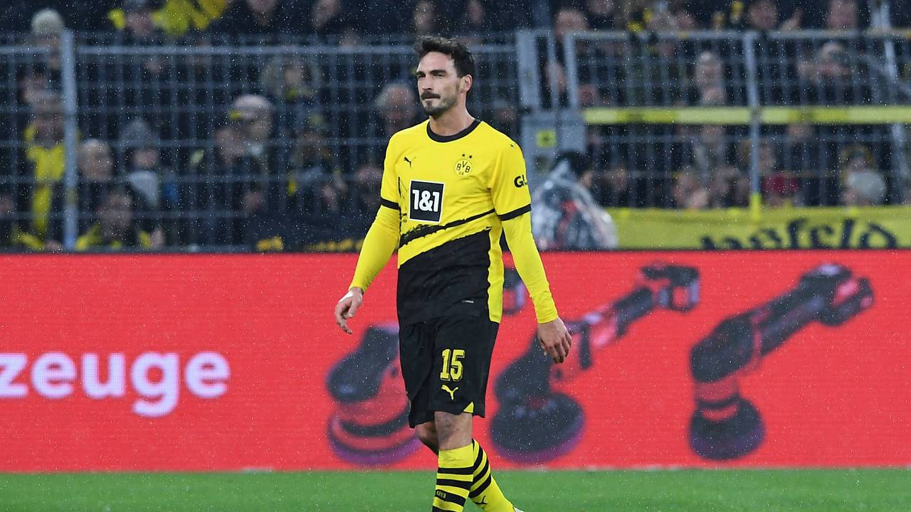 Mats Hummels läuft vom Platz.