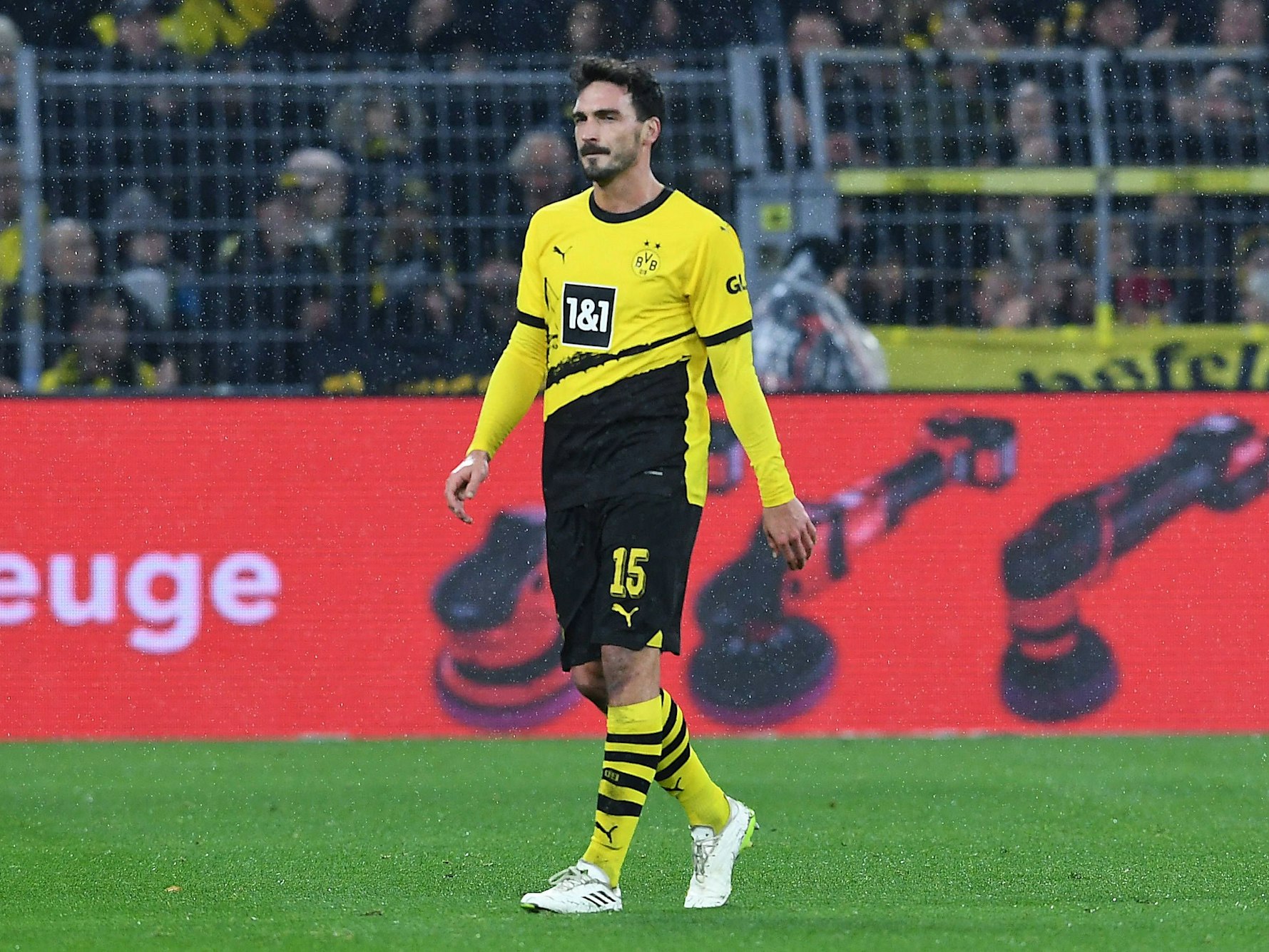 Mats Hummels läuft vom Platz.
