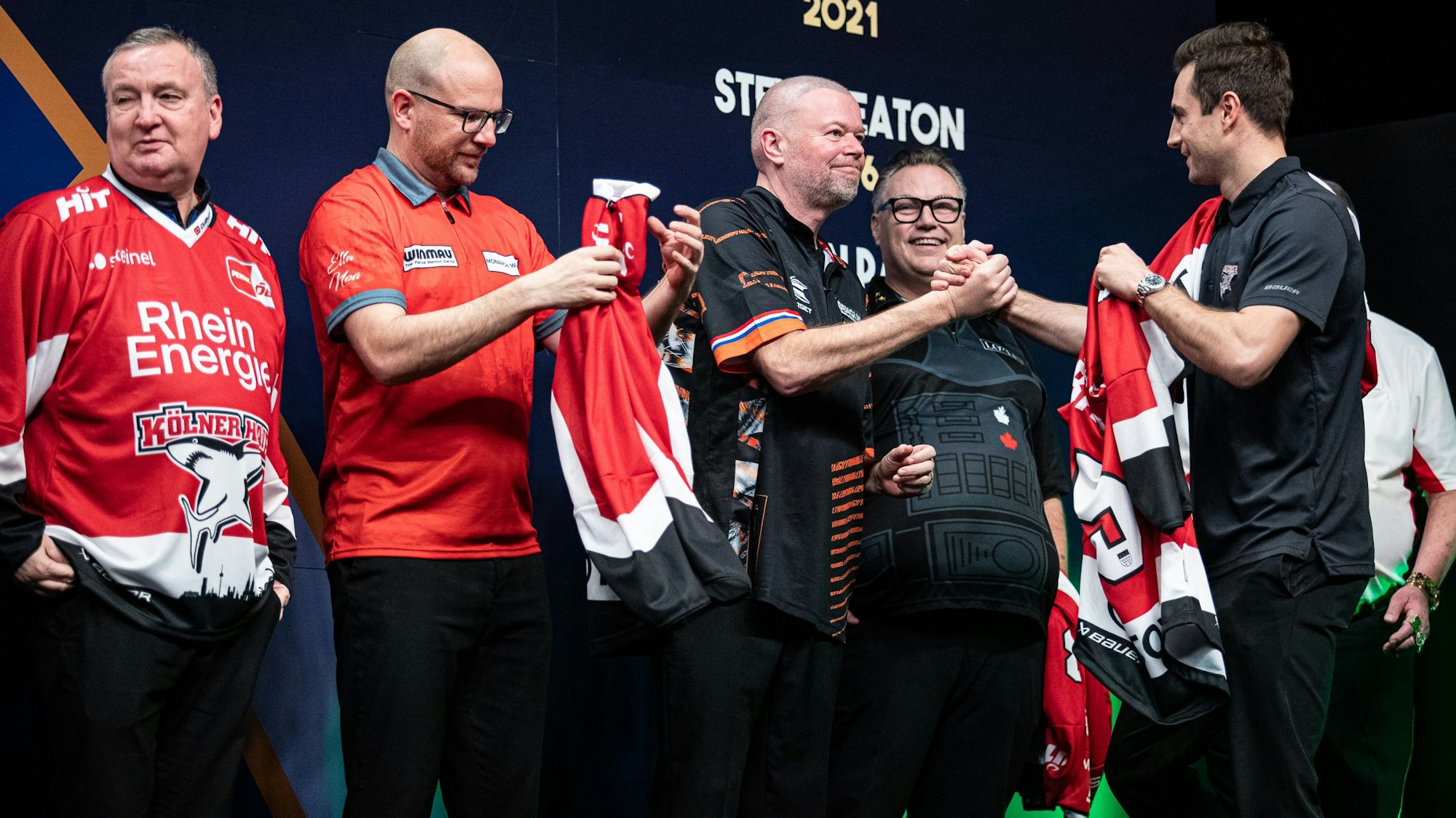 Haie-Trikots für alle bei der Köln World Darts Gala 2023.