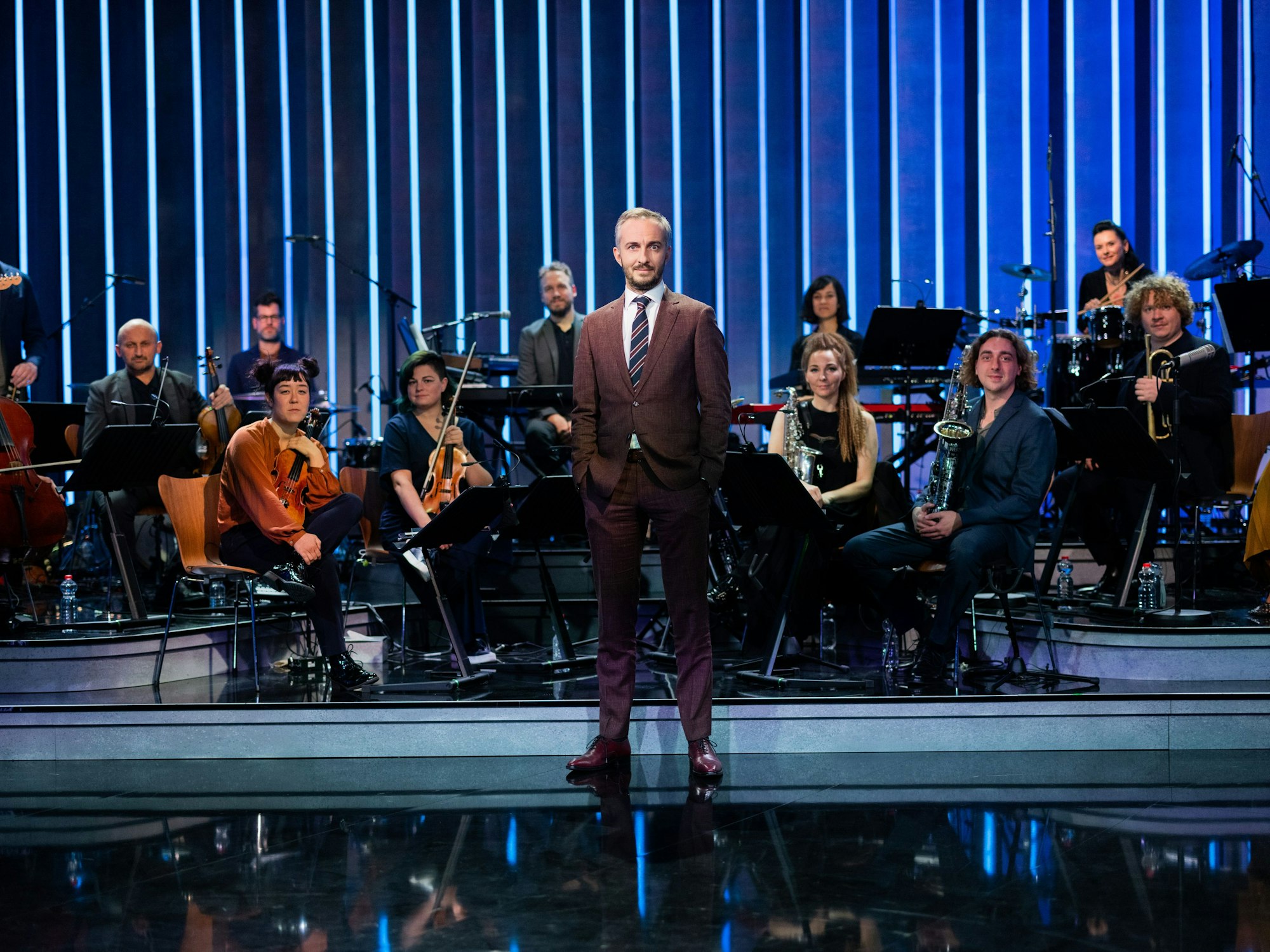 Moderator Jan Böhmermann steht im Anschluss an seine Late-Night-Show „ZDF Magazin Royal“ vor seinem Orchester (Archivbild 2021): Eine Ausgabe von Jan Böhmermanns „ZDF Magazin Royale“ über rituelle Gewalt ist nicht mehr in der ZDF-Mediathek abrufbar.
