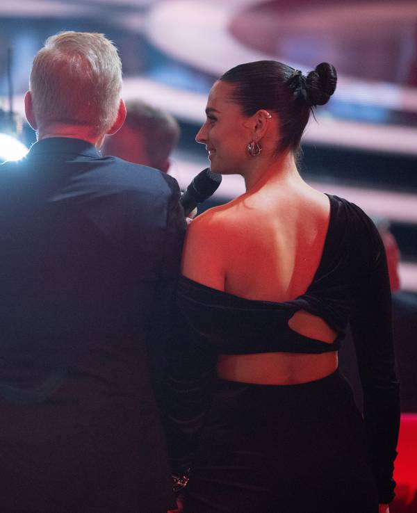 Moderator Johannes B. Kerner (m.) steht während der TV-Spendengala "Ein Herz für Kinder" zwischen Oliver (l) und Amira Pocher (r.).
