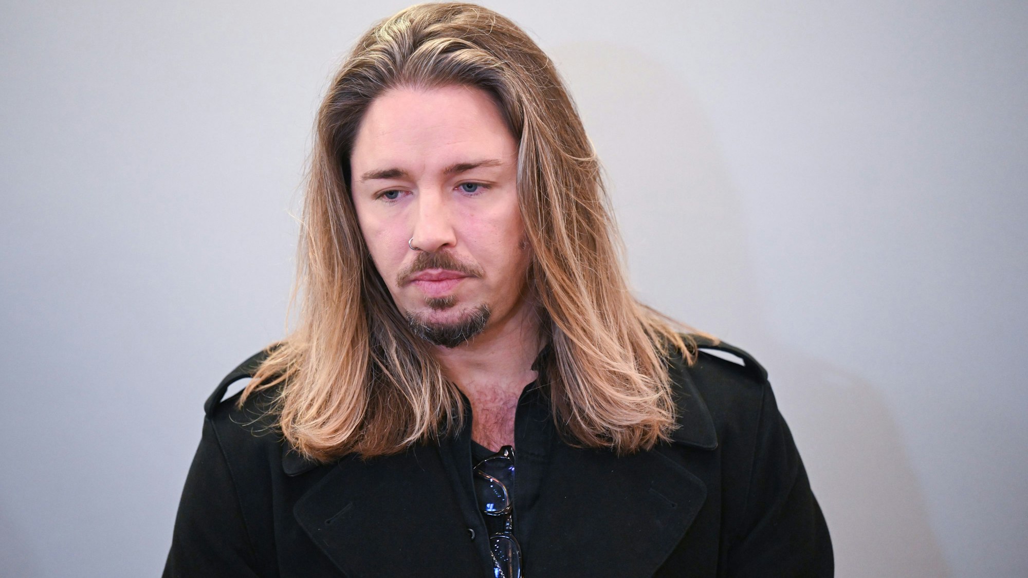 Der deutsche Rockmusiker Gil Ofarim steht Ende November im Saal des Landgerichts in Leipzig. Hier läuft der Prozess gegen Ofarim wegen falscher Verdächtigung und Verleumdung. Der Musiker hat sich nach seiner Lügen-Beichte stark verändert.