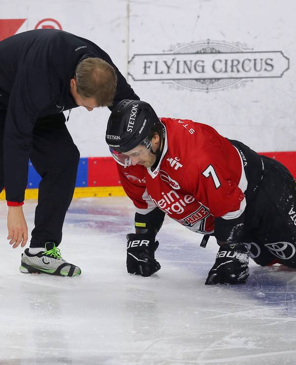 Nicholas Bailen Kölner Haie liegt nach Foulspiel von Philipp Krauß verletzt auf dem Eis.