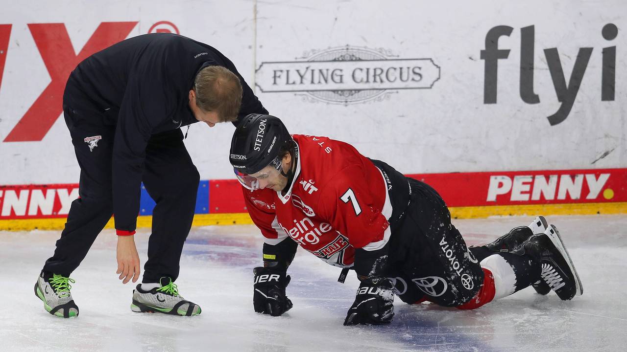 Nicholas Bailen Kölner Haie liegt nach Foulspiel von Philipp Krauß verletzt auf dem Eis.