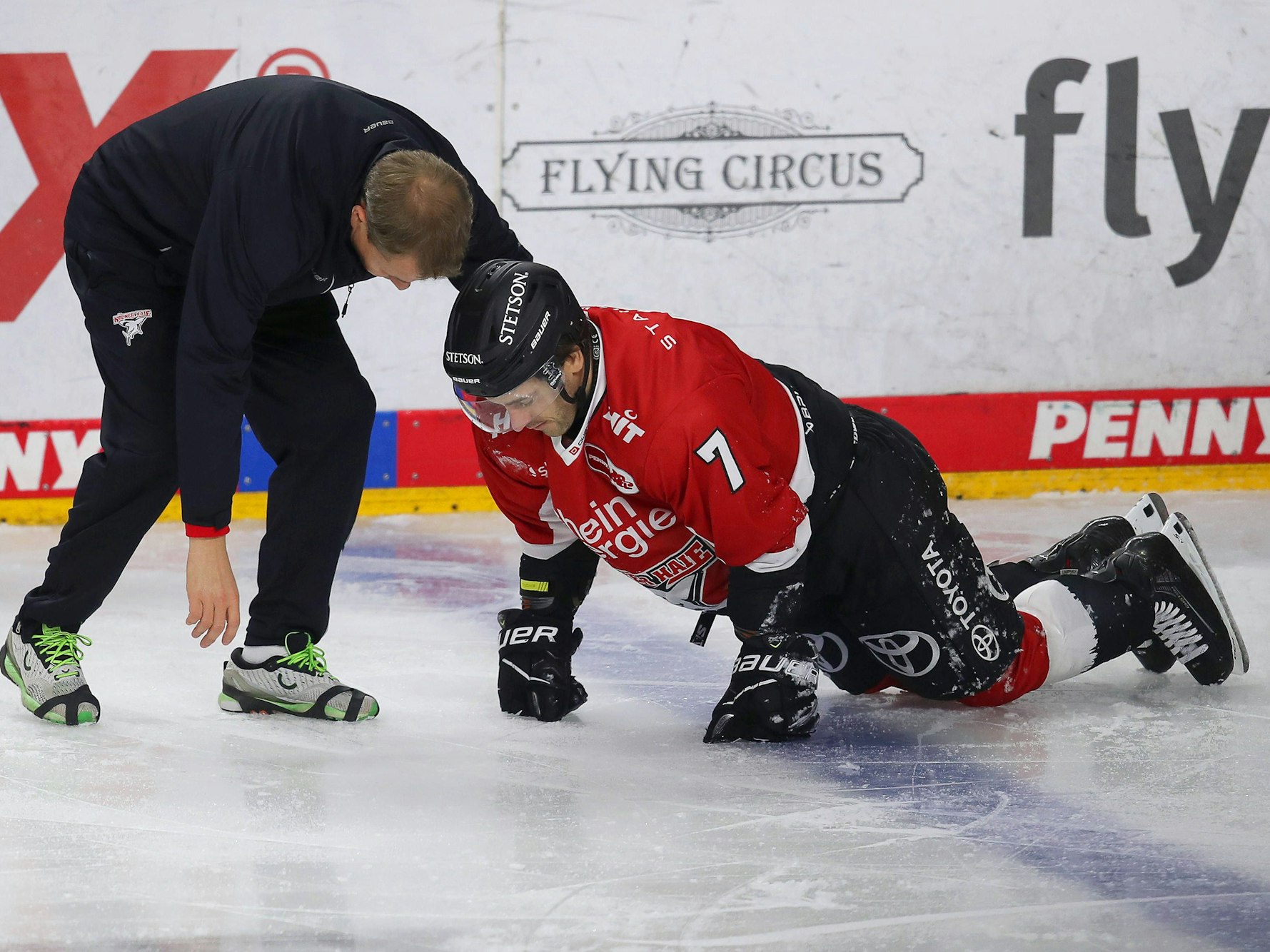 Nicholas Bailen Kölner Haie liegt nach Foulspiel von Philipp Krauß verletzt auf dem Eis.