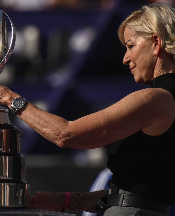 Chris Evert mit einer WTA-Trophäe.