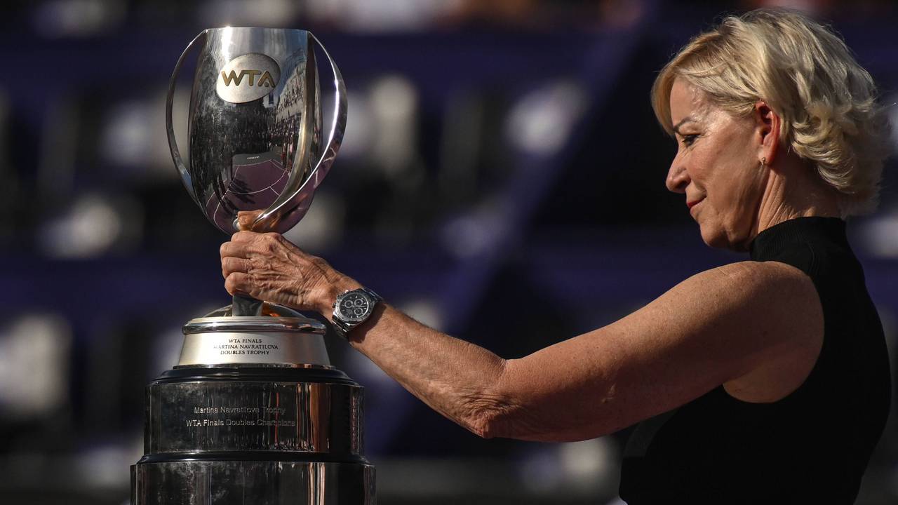 Chris Evert mit einer WTA-Trophäe.