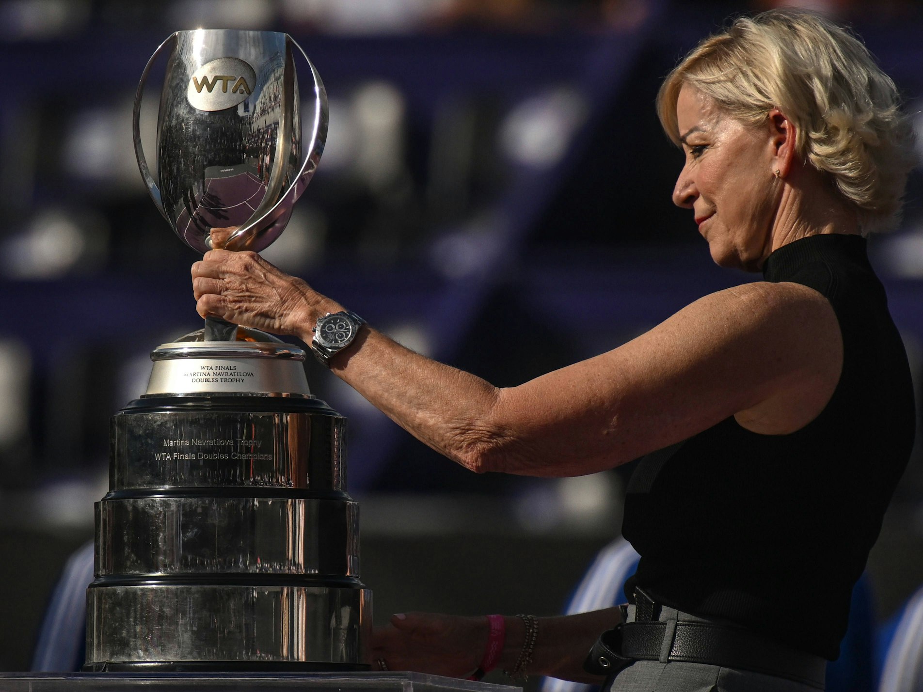 Chris Evert mit einer WTA-Trophäe.