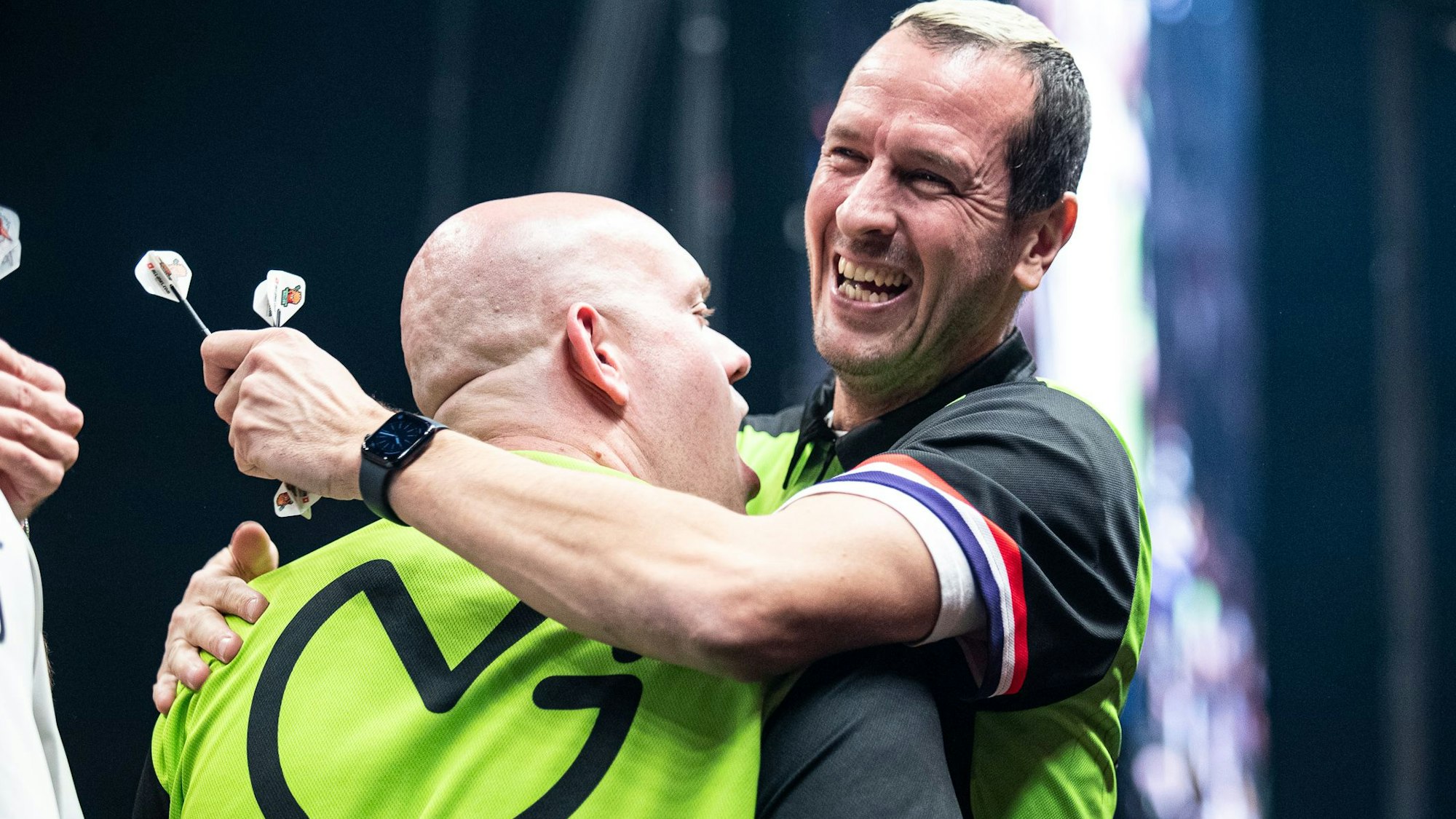 Michael van Gerwen und Pascal Hens bei der Köln World Darts Gala.