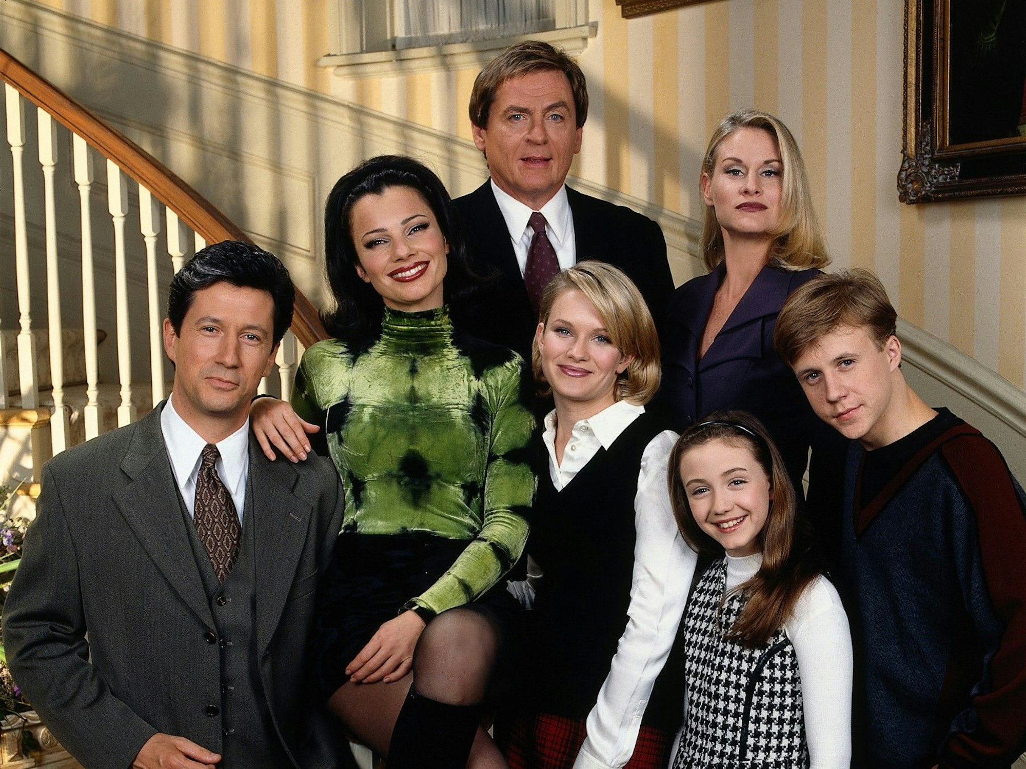 Die Besetzung von „Die Nanny“ im Uhrzeigersinn von links nach rechts: Charles Shaughnessy, Fran Drescher, Daniel Davis, Lauren Lane, Benjamin Salisbury, Madeline Zima, und Nicholle Tom.