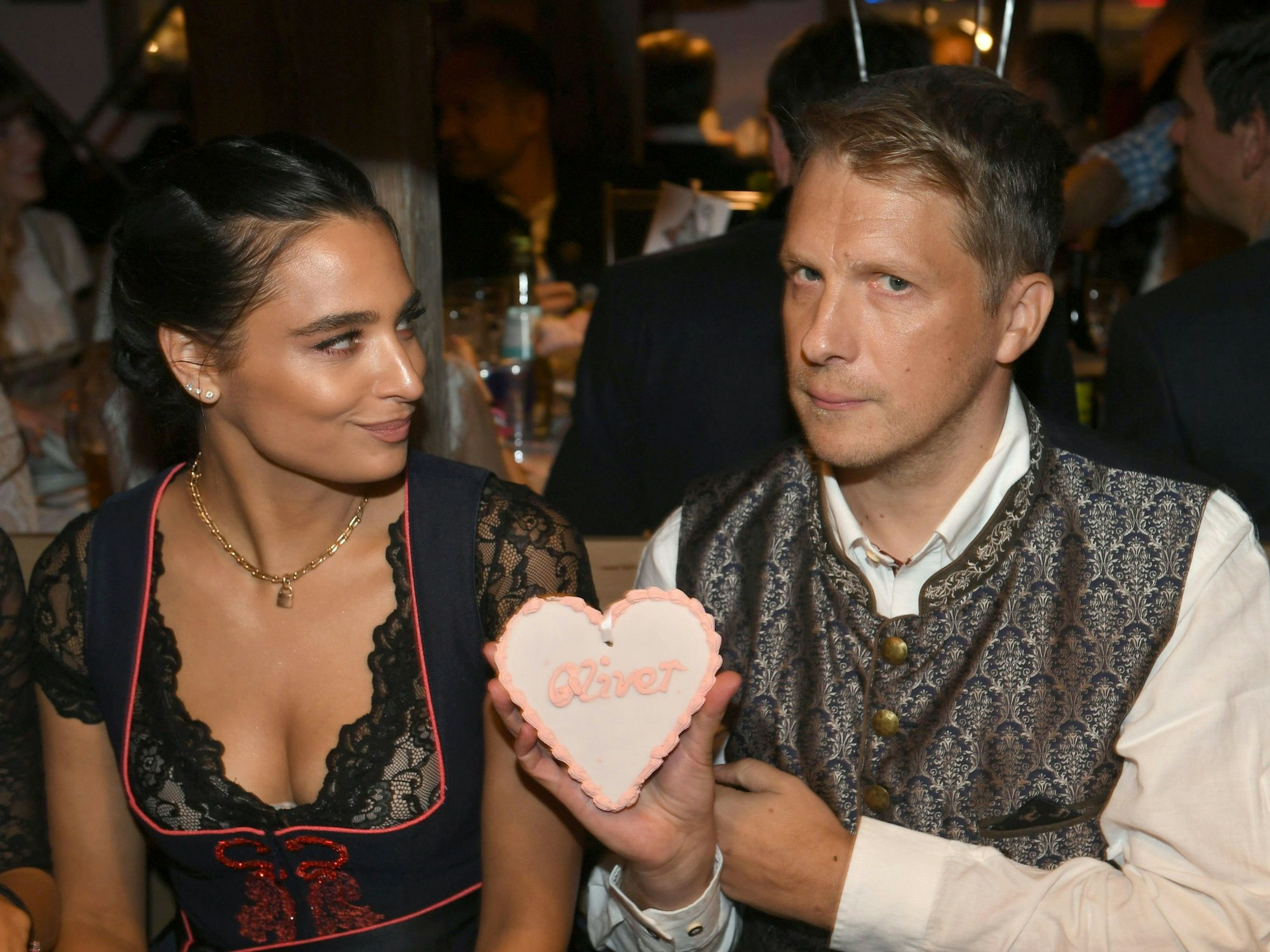 Oliver Pocher stichelt weiter gegen seine Bald-Ex Amira und den Motivationstrainer Biyon Kattilathu. Das Foto zeigt Pocher mit Amira beim Oktoberfest 2022.