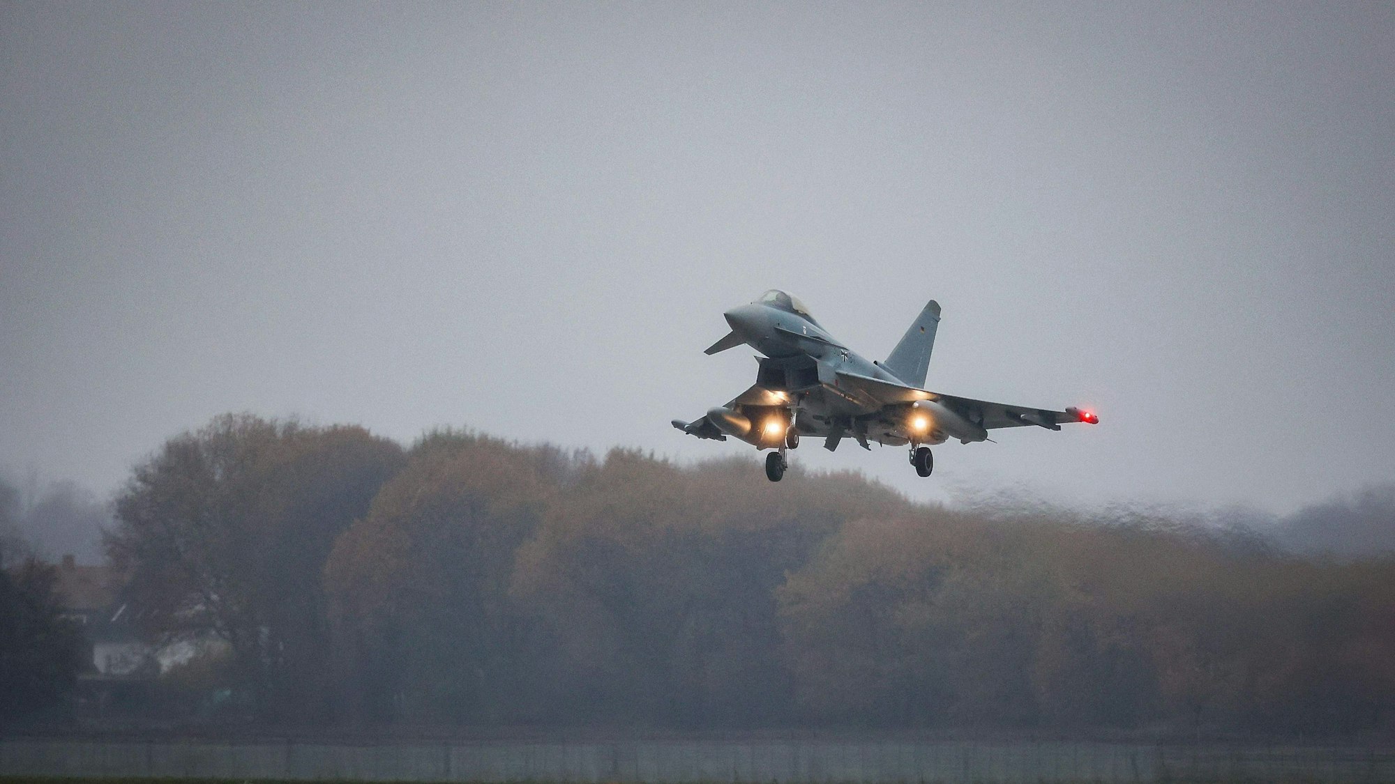 Ein Eurofighter-Jet des Taktischen Luftwaffengeschwaders 71 „Richthofen“ der Bundeswehr nähert sich während einer Übung dem Flughafen in Hannover.