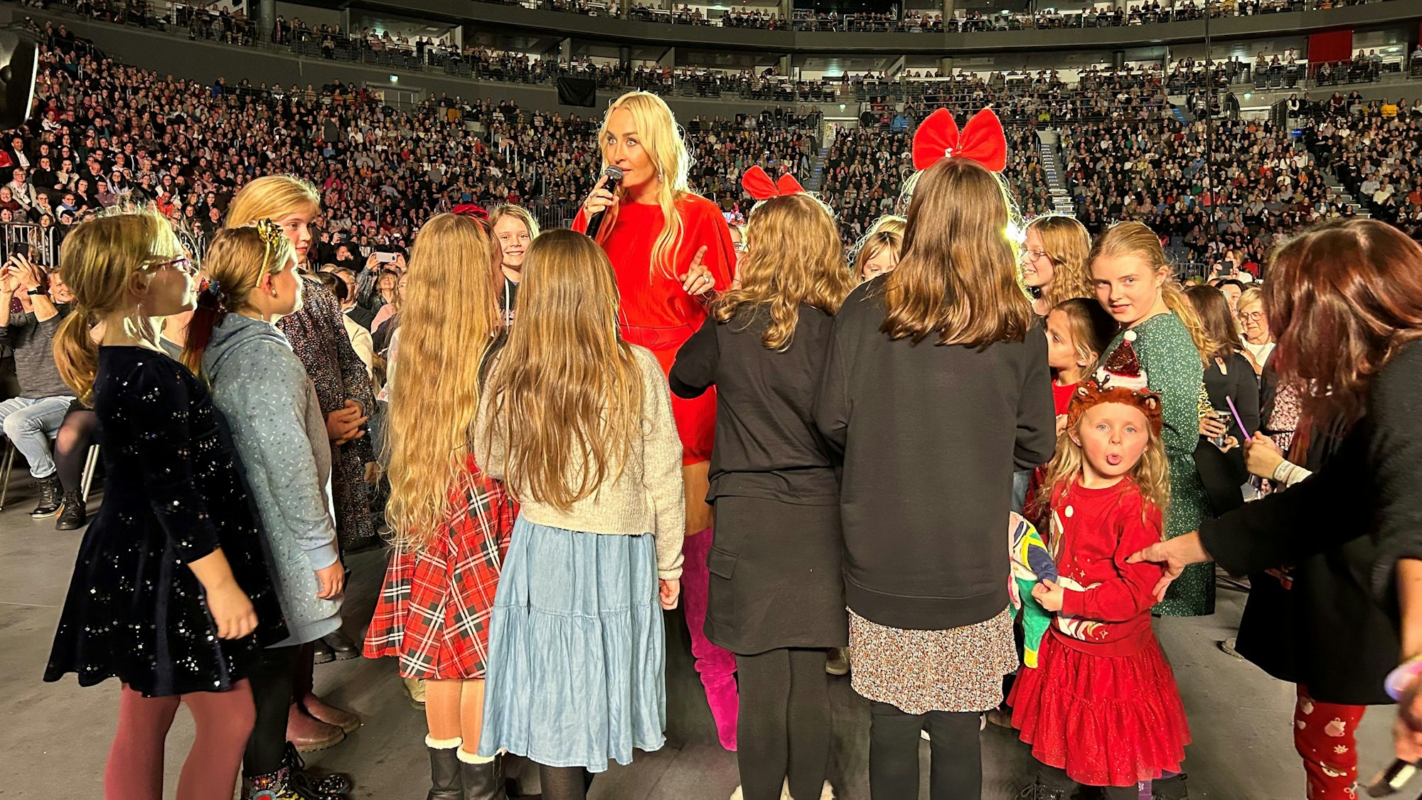 Sarah Connor zwischen den Kindern in der Arena.