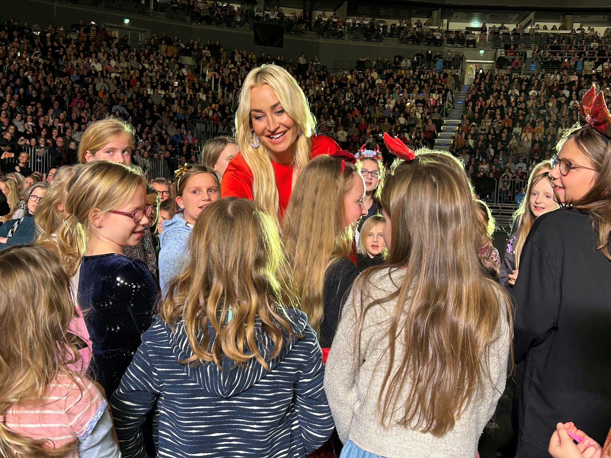 Sarah Connor singt mit Kindern Weihnachtslieder.