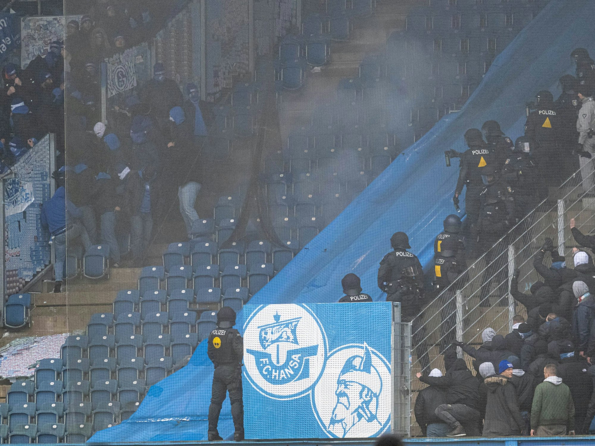 Polizeieinsatz im Stadion.