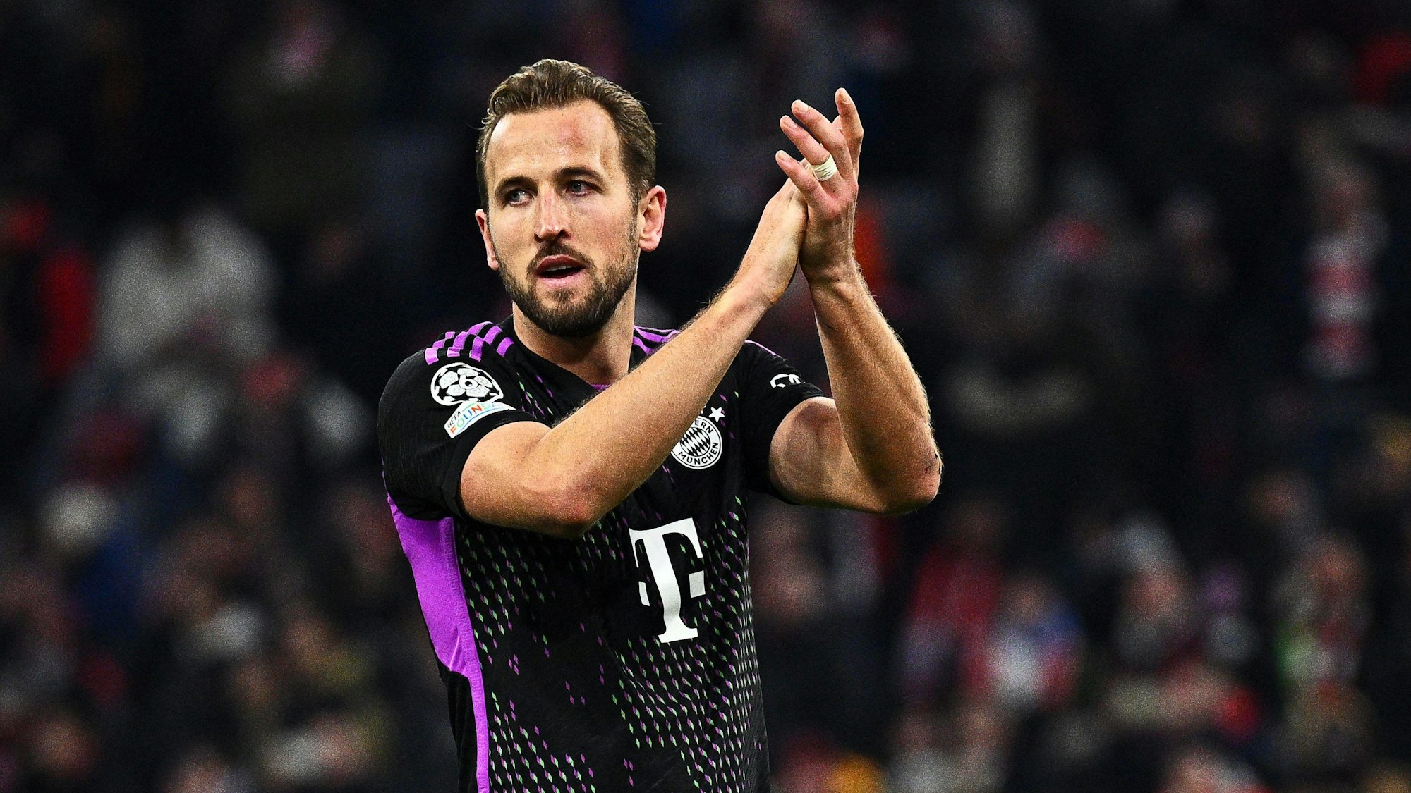 Münchens Harry Kane applaudiert nach dem Sieg den Fans.
