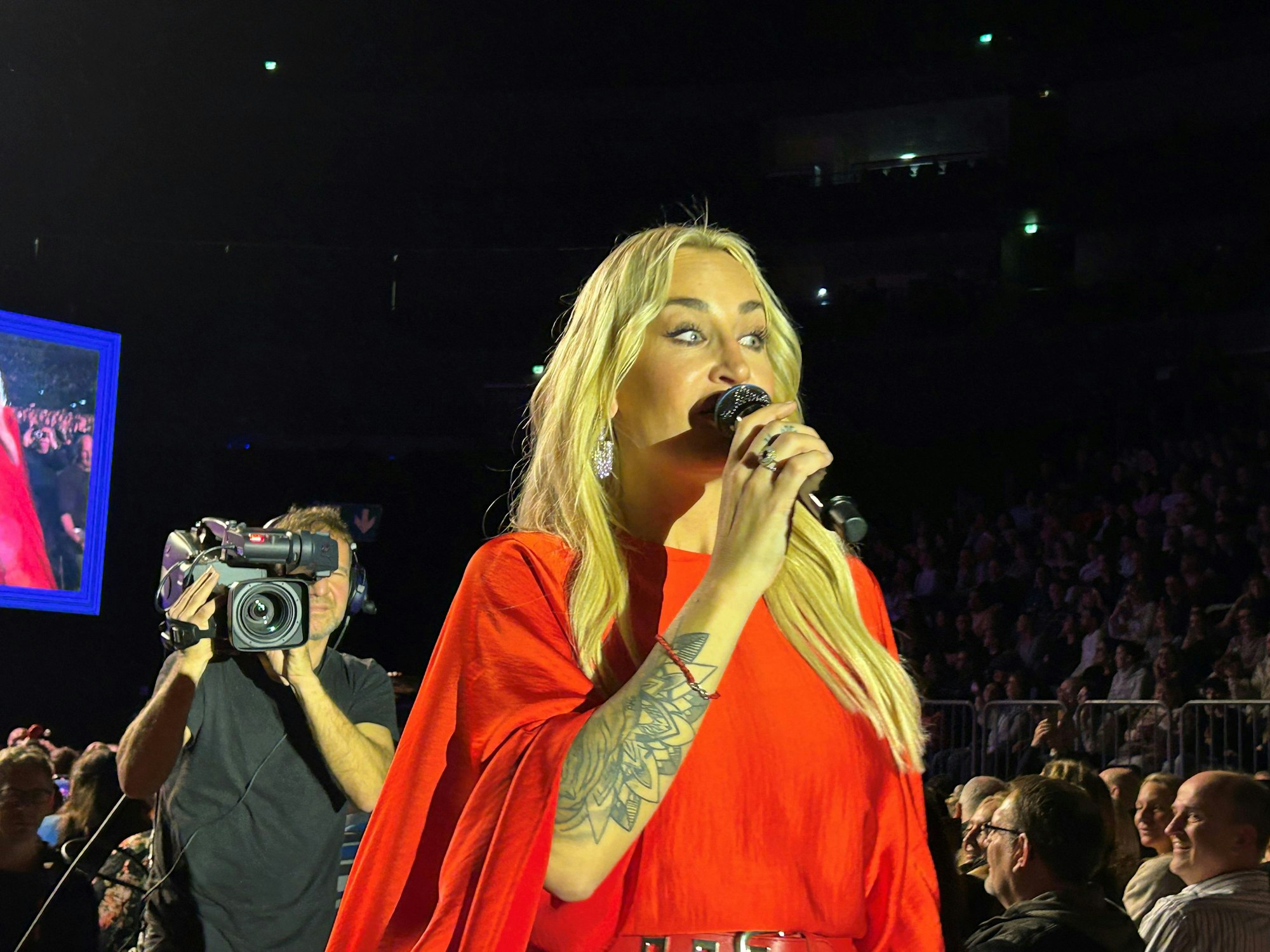 Sarah Connor geht beim Konzert durch die Reihen.