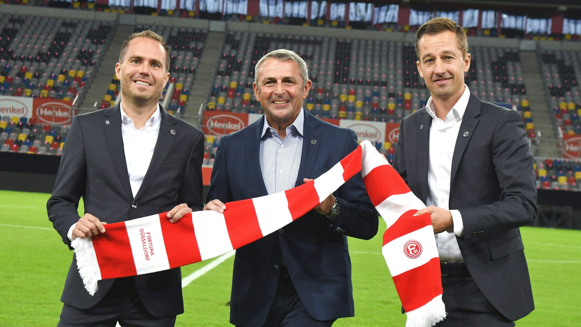 Fortuna Düsseldorfs Aufsichtsratsmitglieder Sebastian Fuchs und Björn Borgerding posieren mit dem Vorstand Klaus Allofs.