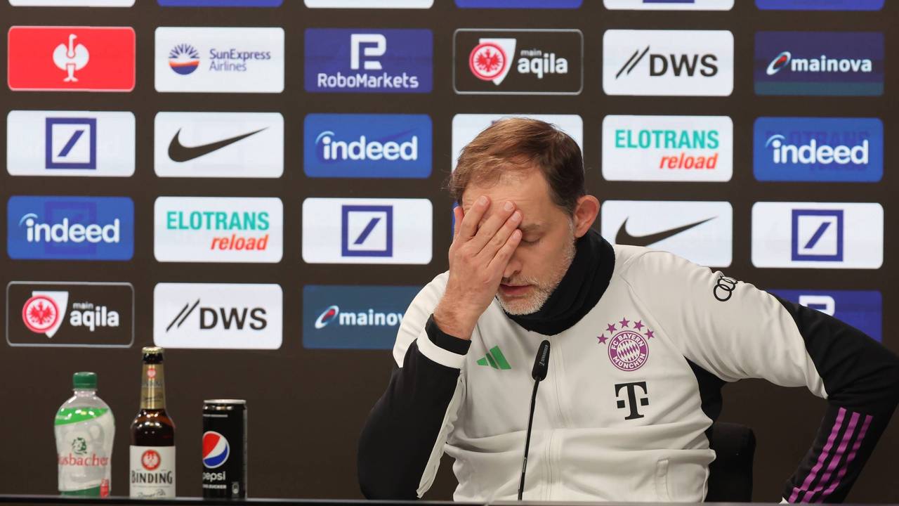 Thomas Tuchel fasst sich an die Stirn.