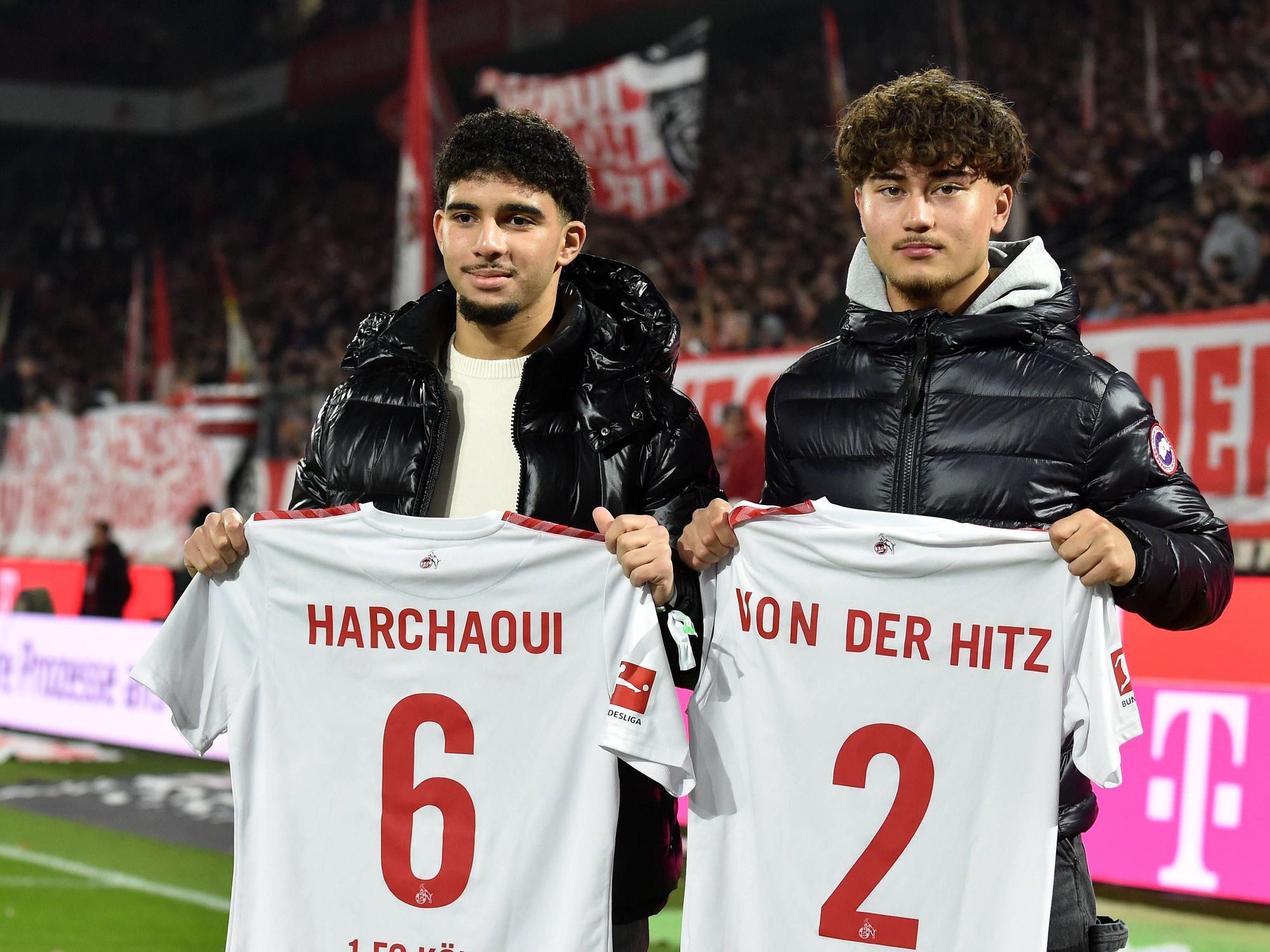 Fayssal Harchaoui und Justin von der Hitz zeigen Trikots mit ihren Namen.