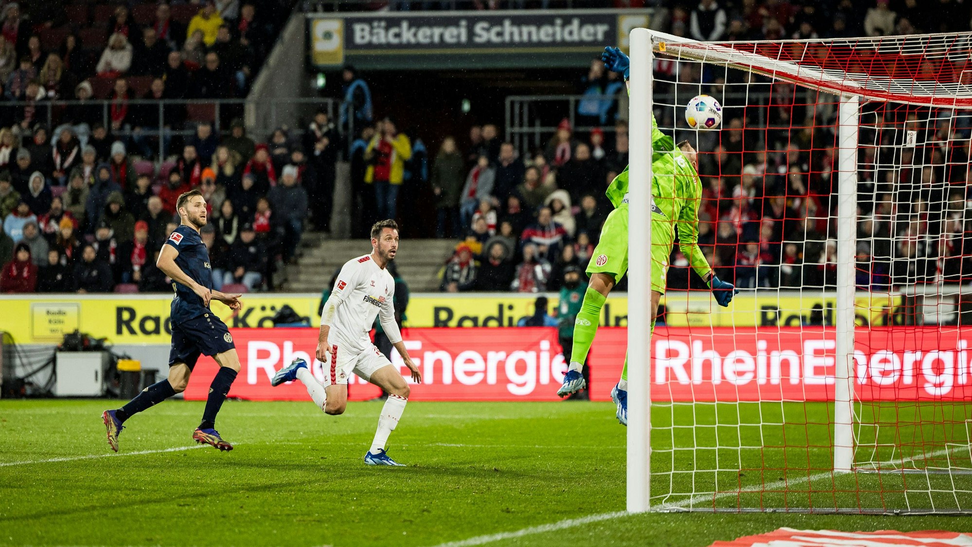 Gefährliche Strafraumszene beim Spiel des 1. FC Köln gegen Mainz 05.