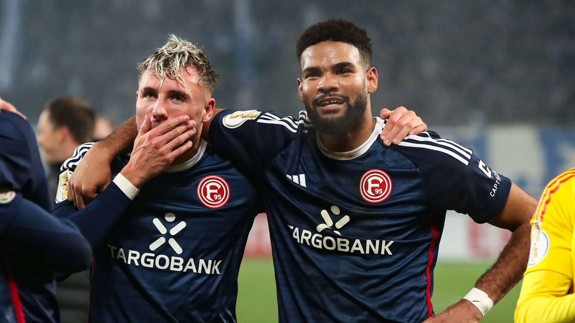 Jona Niemiec und Jamil Siebert stehen nach dem Pokal-Spiel in Magdeburg gemeinsam vor der Fan-Kurve.