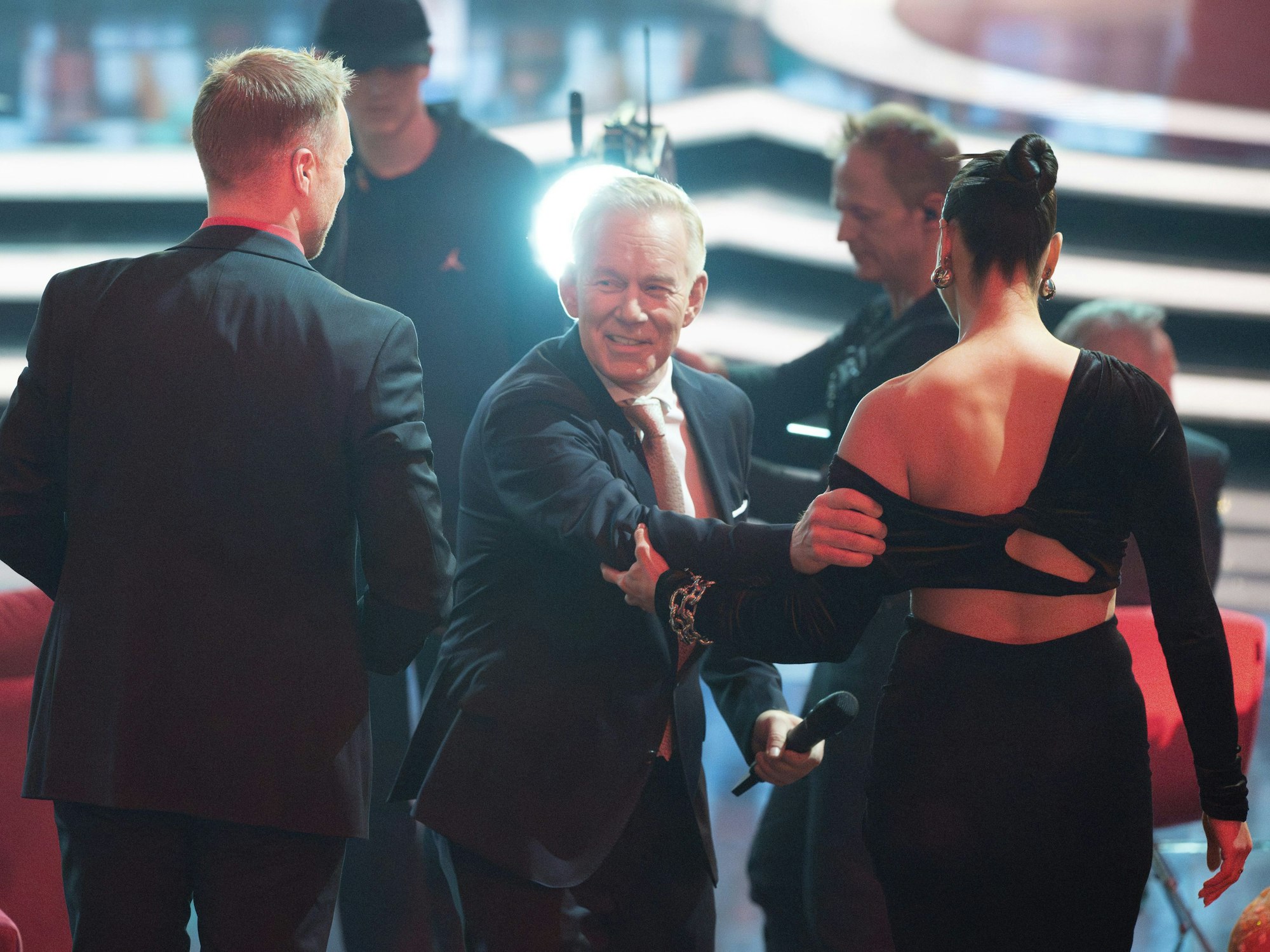 Oliver und Amira Pocher am 9. Dezember 2023 bei der ZDF-Show „Ein Herz für Kinder“ neben Moderator Johannes B. Kerner.