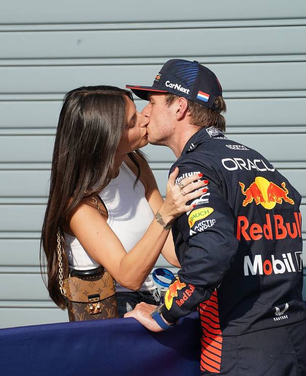 Max Verstappen küsst seine Partnerin.